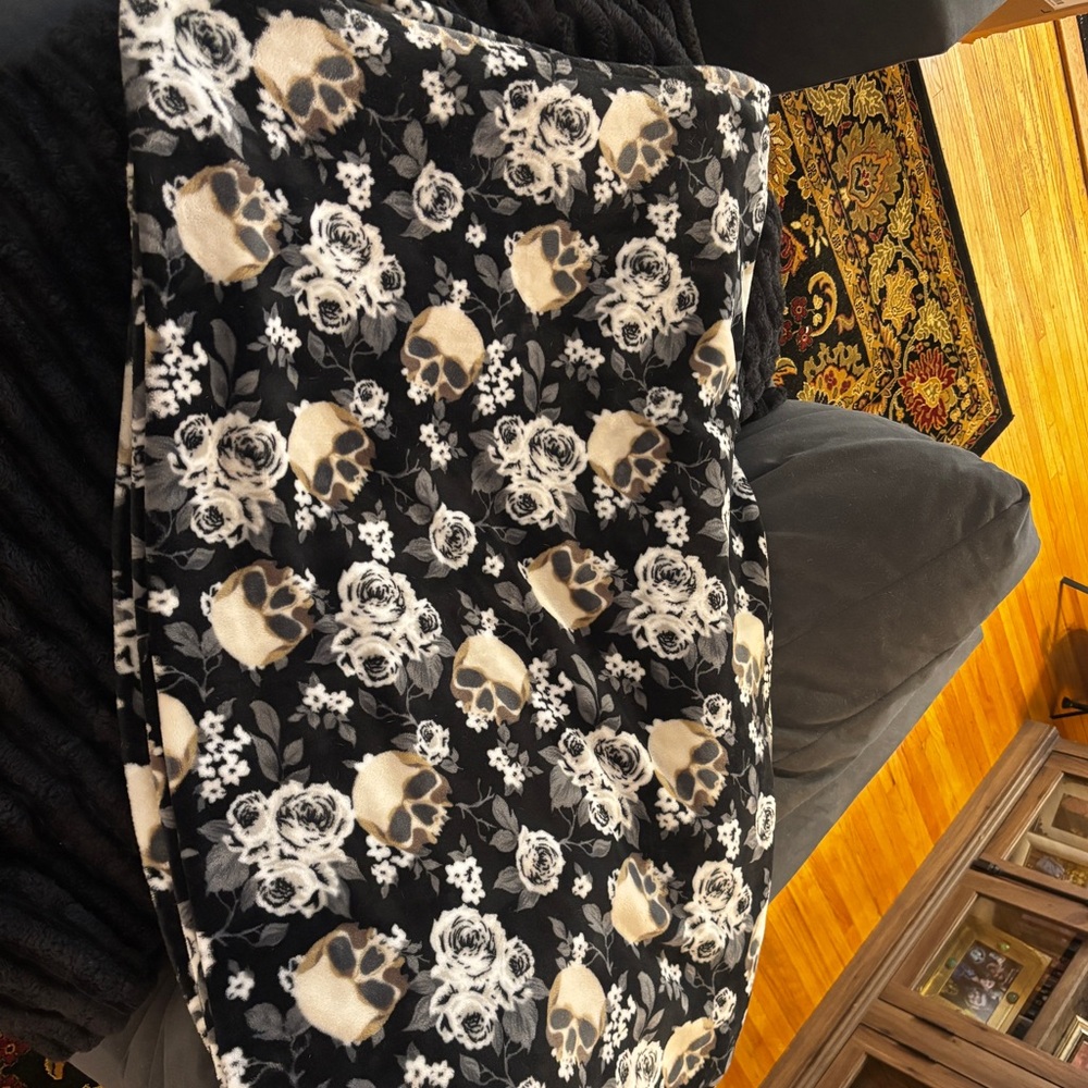 RACHEL Rachel Roy Black and Cream Patterned Throw